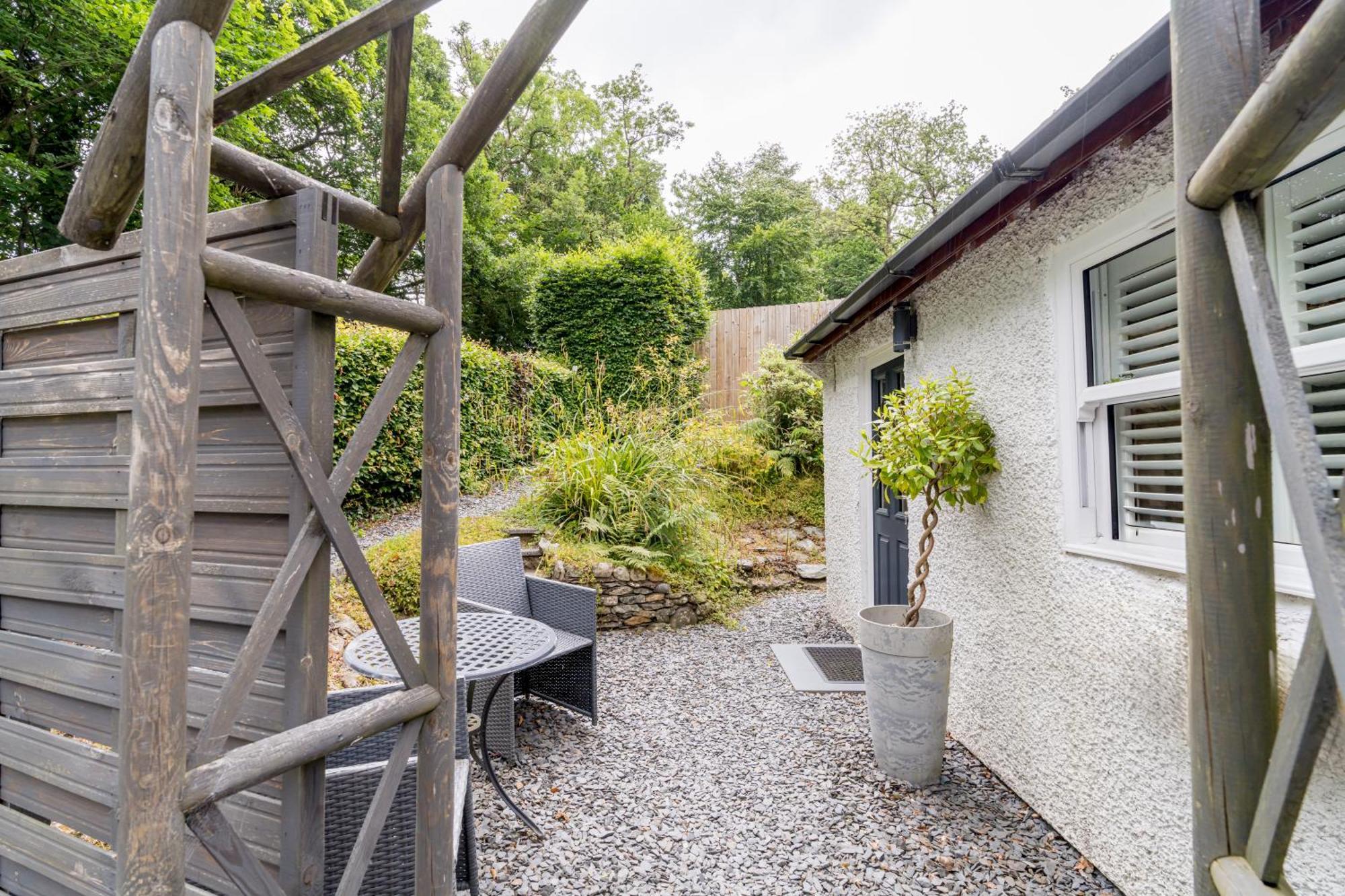 Squirrel Bank, With A Hot Tub & Parking Villa Bowness-on-Windermere Exteriör bild