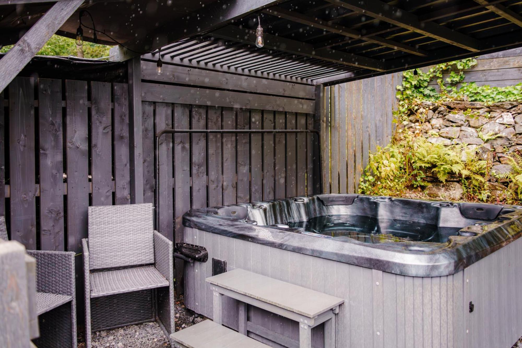 Squirrel Bank, With A Hot Tub & Parking Villa Bowness-on-Windermere Exteriör bild