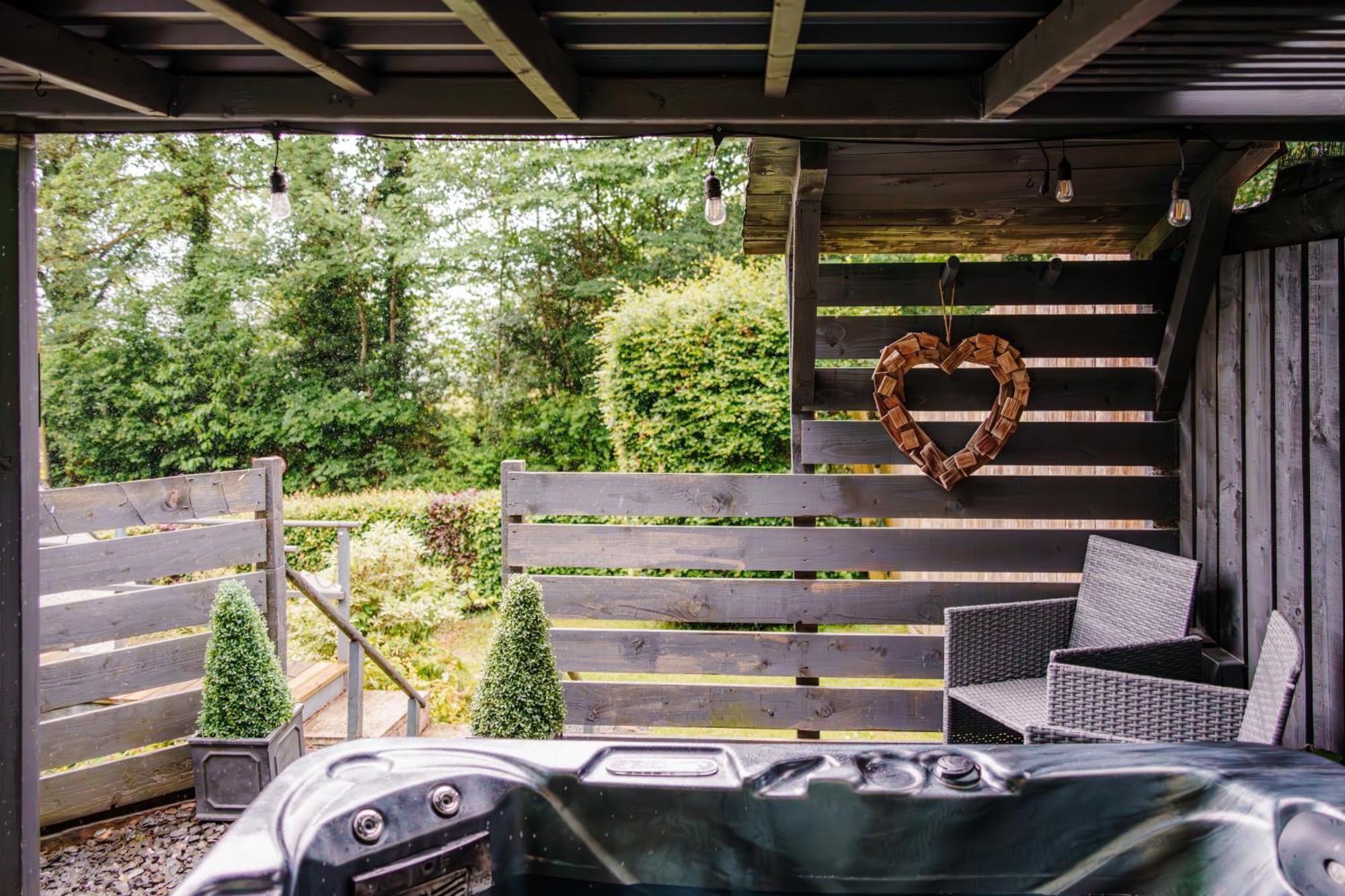 Squirrel Bank, With A Hot Tub & Parking Villa Bowness-on-Windermere Exteriör bild